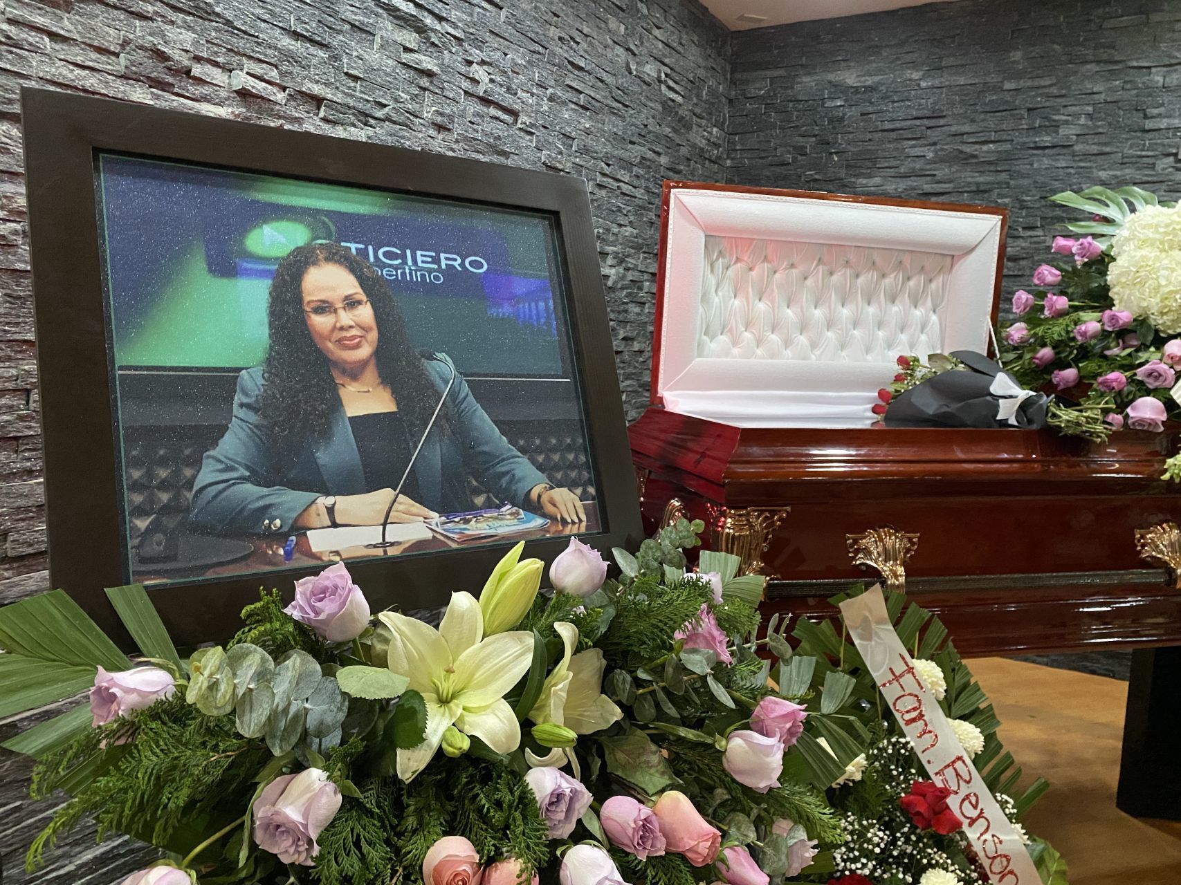 En una funeraria de la ciudad de Tijuana se llevó a cabo el funeral de Lourdes Maldonado, quien fue asesinada el 22 de enero, a bordo de su camioneta cuando llegaba a su domicilio.