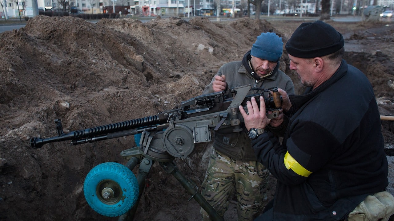Los miembros del batallón de defensa territorial instalaron una ametralladora y organizaron un reducto militar el 25 de febrero de 2022 en Kiev, Ucrania (Getty Images)