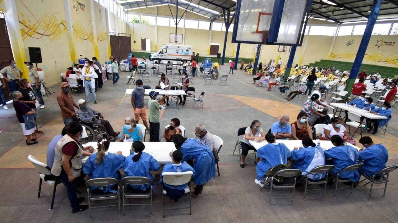 Reportan baja participación en inicio de macro vacunación anticovid en Guerrero