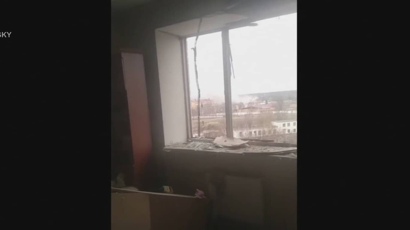 habitante de hostomel ucrania muestra danos en su casa tras ataque de rusia