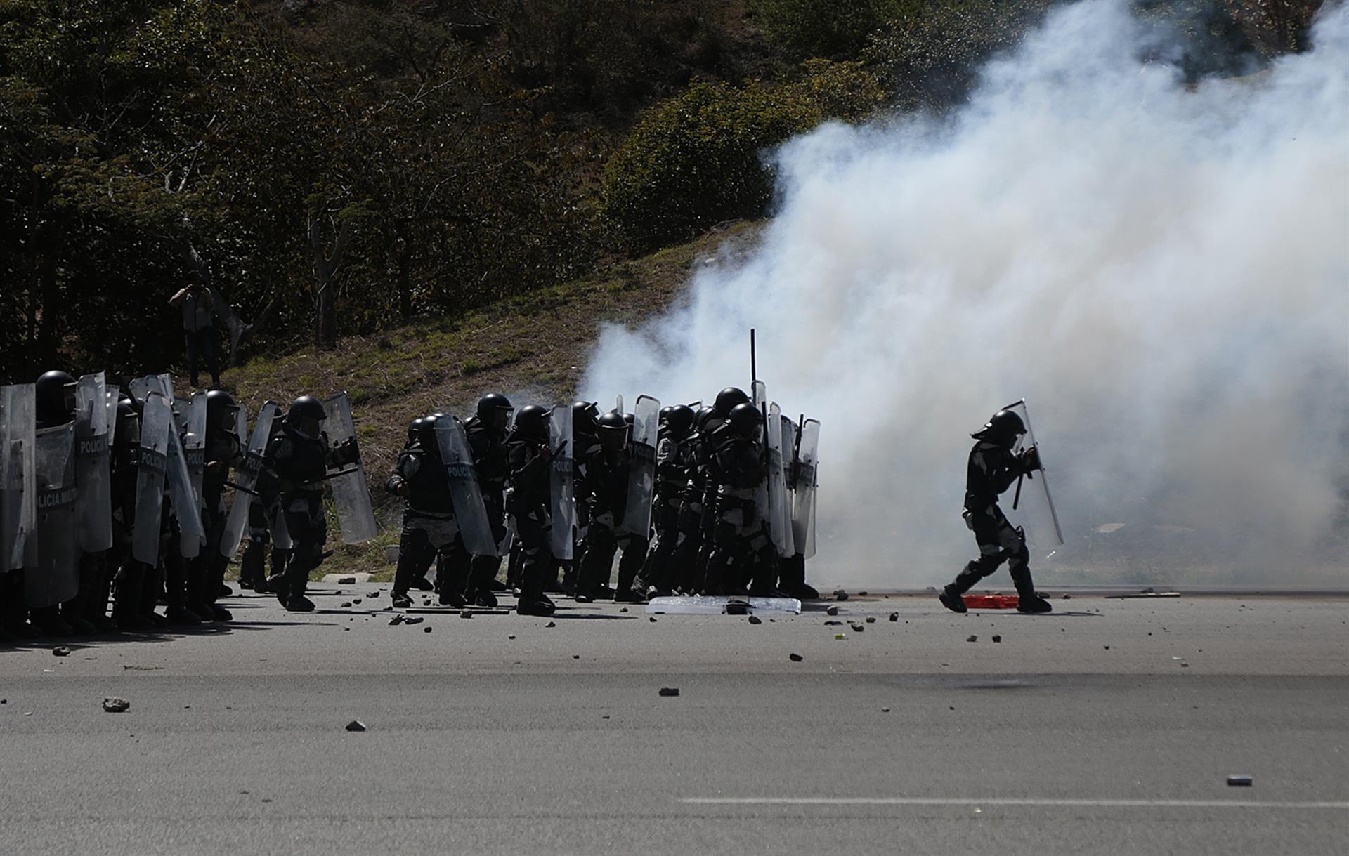Normalistas se enfrentan con autoridades en la Autopista del Sol, en el municipio de Chilpancingo, Guerrero (EFE)