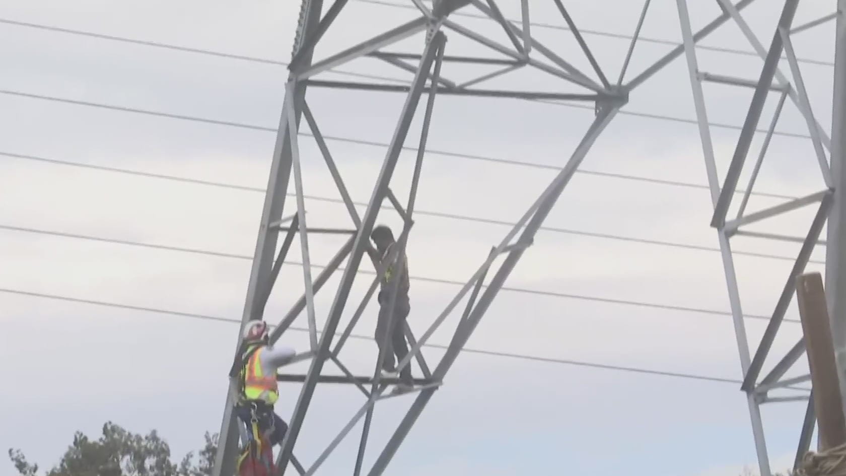 hombre drogado se sube a torre de energia electrica en cdmx