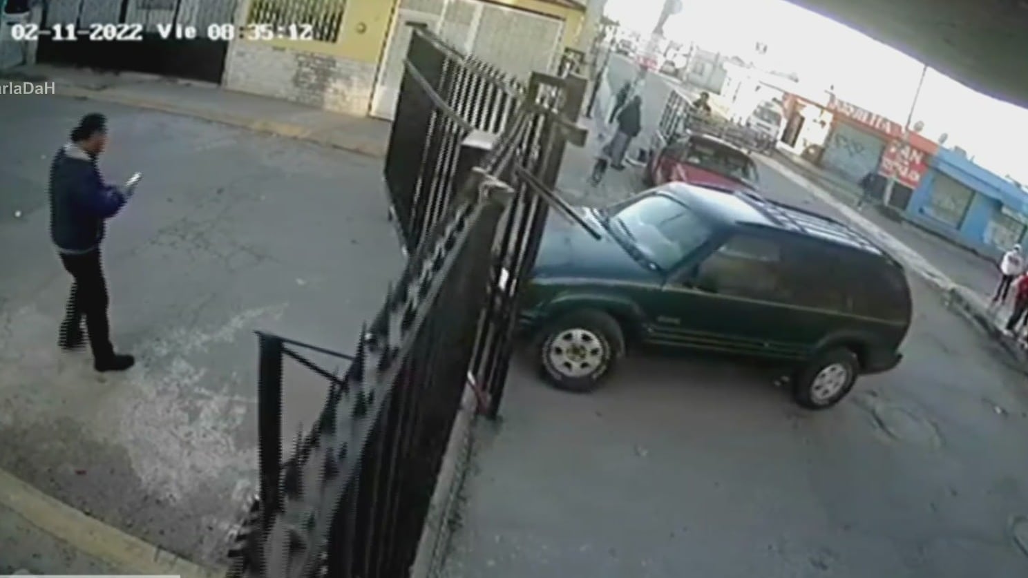hombre impacta su auto contra reja de condominio en puebla