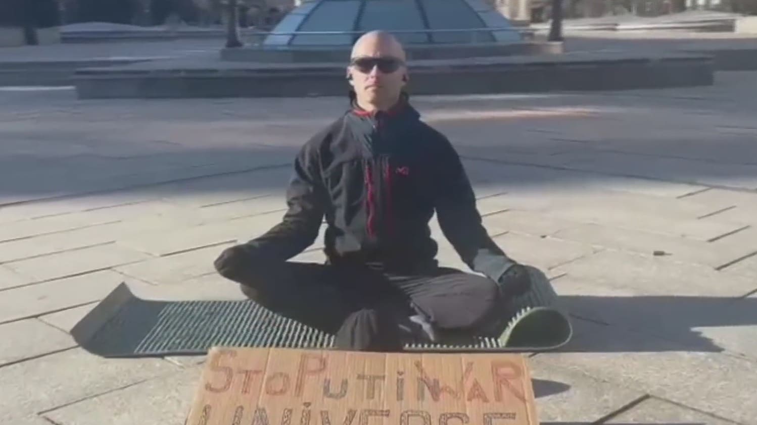 hombre medita en las calles desiertas de kiev ucrania