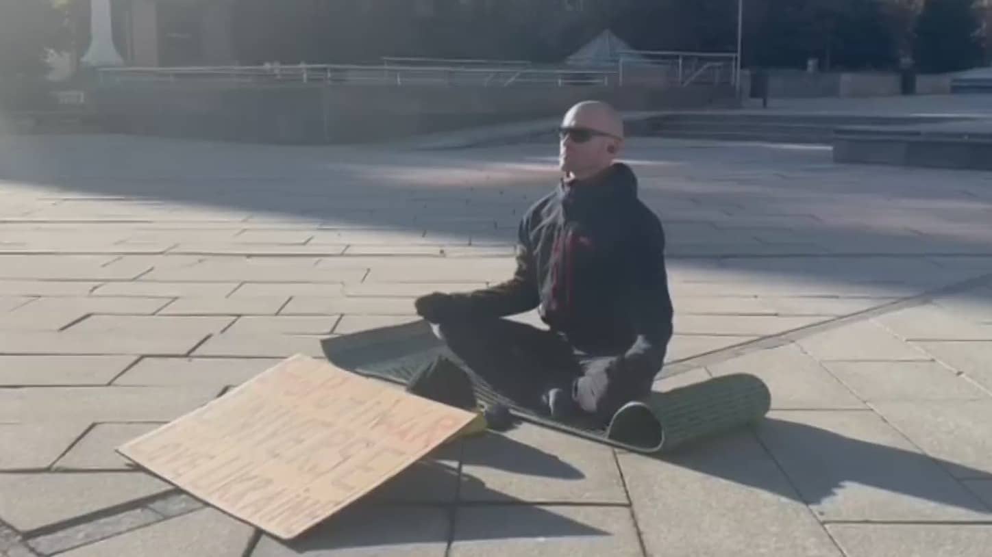 hombre medita para exigir fin del conflicto en ucrania