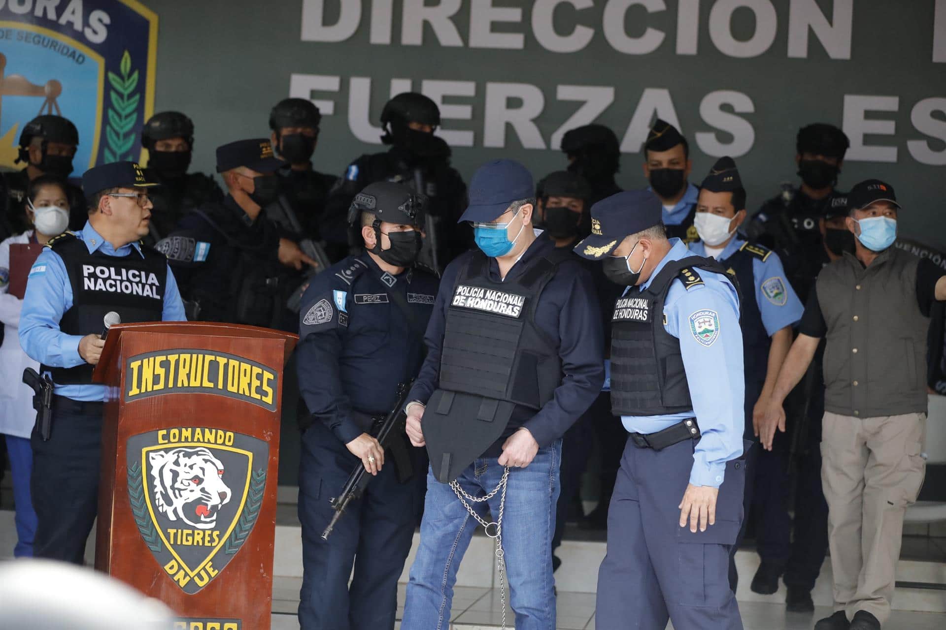 Autoridades presentan al expresidente hondureño Juan Orlando Hernández (centro) en la dirección de las Fuerzas Especiales tras su captura en Tegucigalpa (EFE)