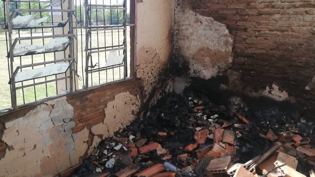 Incendian escuela por reprobar a estudiantes en Paraguay