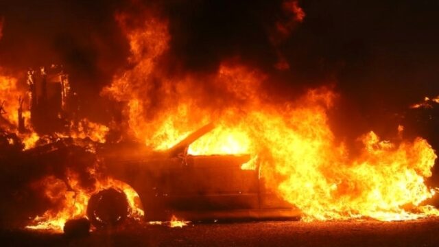 Vehículo se incendia en autopista de Colima