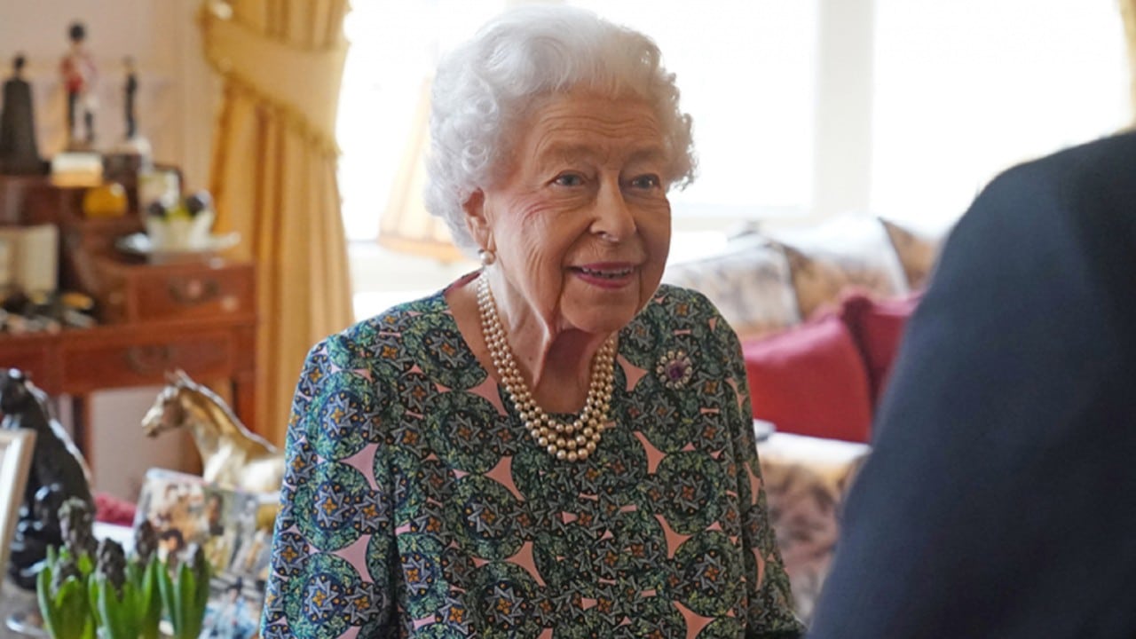 La reina Isabel II cancela eventos virtuales porque aún tiene síntomas leves de COVID-19