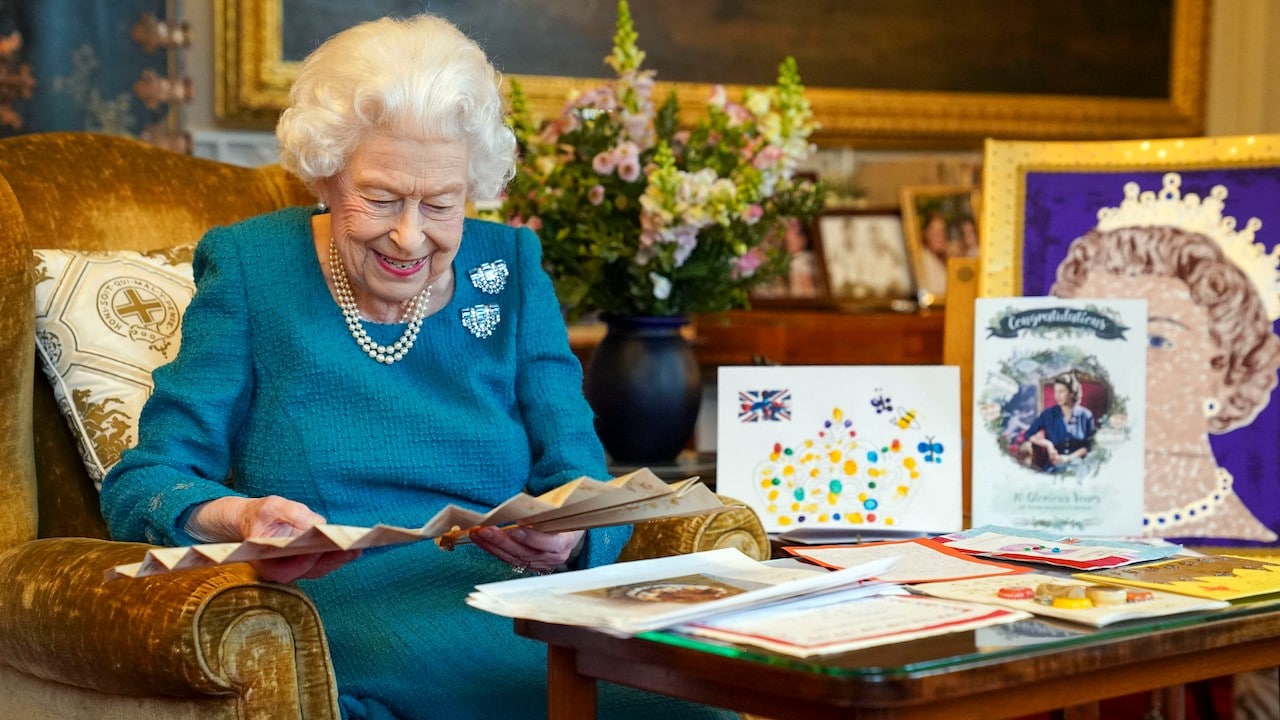 La reina Isabel II observa los recuerdos de su reinado antes del 70 aniversario de su ascensión al trono (Getty Images)