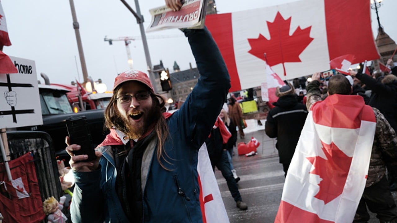 Juez en Canadá ordena a manifestantes poner fin a bloqueo en frontera con EEUU.