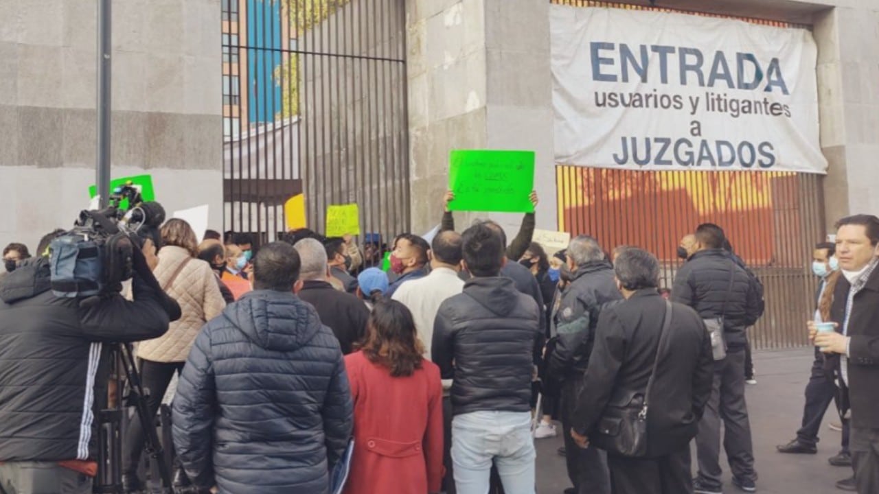 Abogados realizan protesta por segundo día consecutivo en la capital de México (Twitter: @djrhynomixlg)