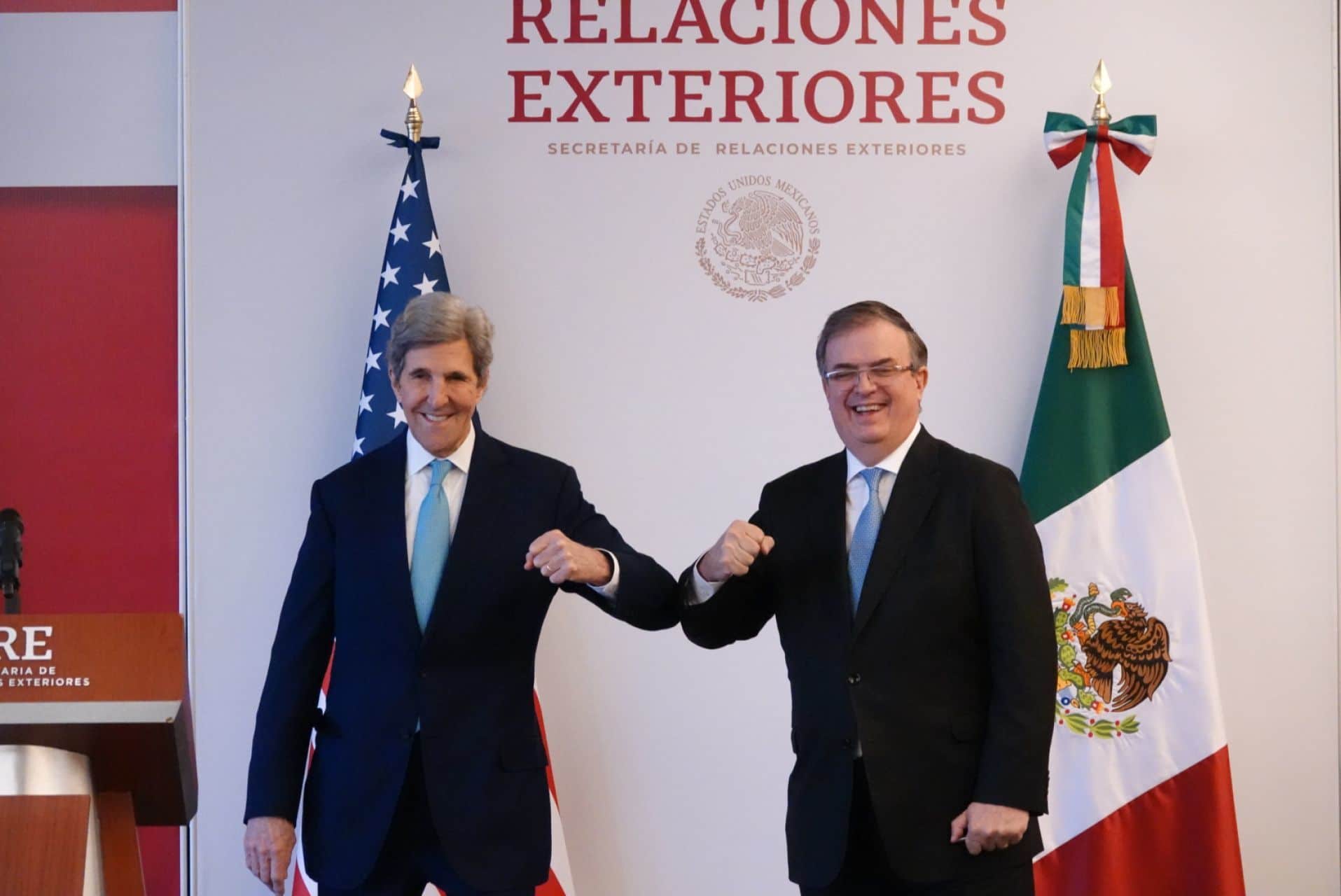 Jhon Kerry, enviado presidencial especial para el clima de los Estados Unidos, y Marcelo Ebrard, secretario de Relaciones Exteriores, se saludaron durante un encuentro realizado en la Secretaría de Relaciones Exteriores (Cuartoscuro)