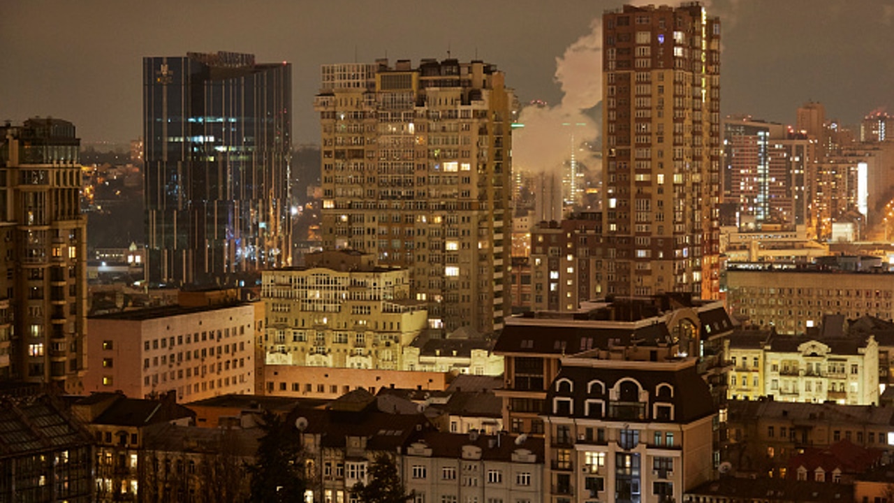 Vista nocturna de Kiev, Ucrania, cuando el alcalde declaró un toque de queda.