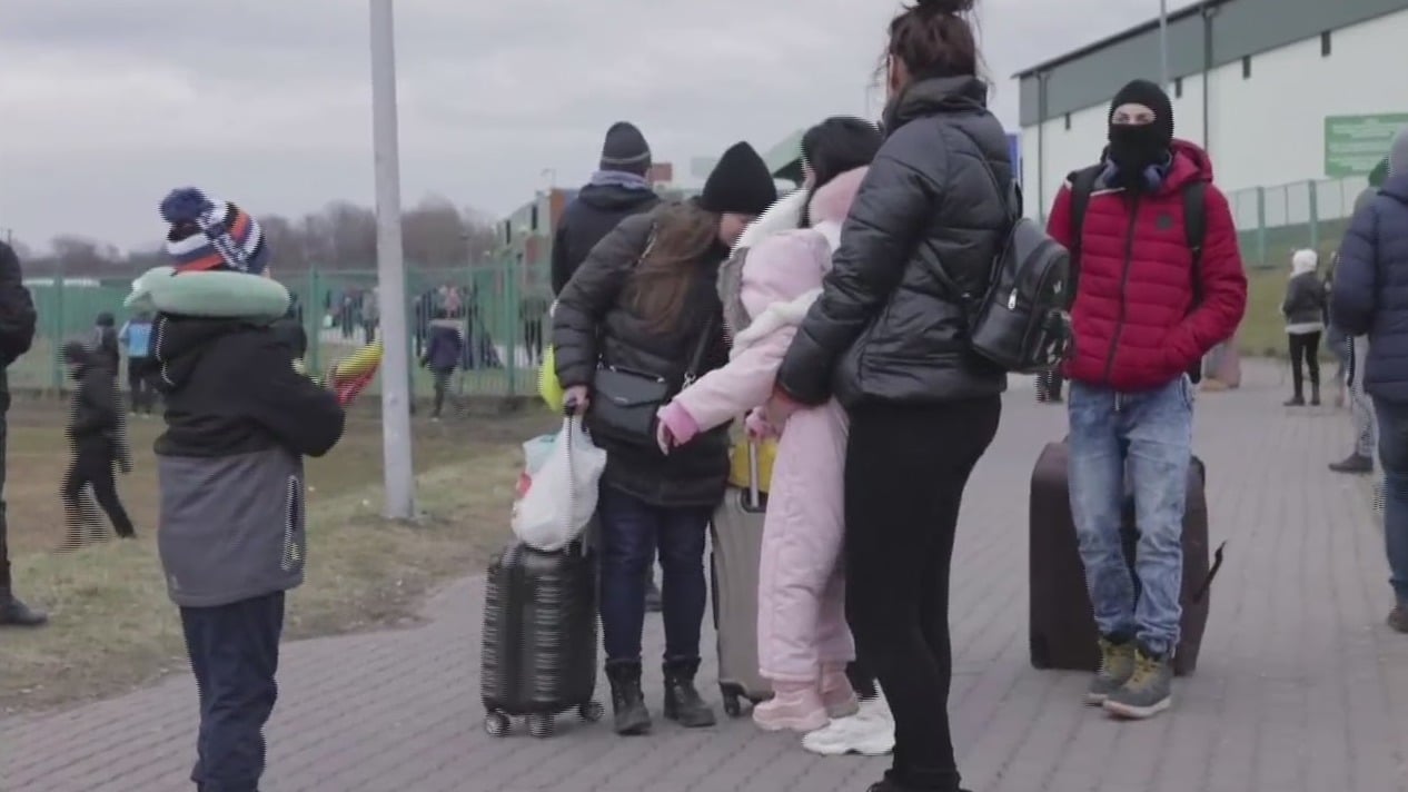 llegan cientos de refugiados ucranianos a polonia