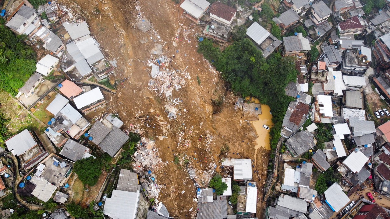Aumentan a 80 los muertos tras fuertes lluvias en Petrópolis, Brasil
