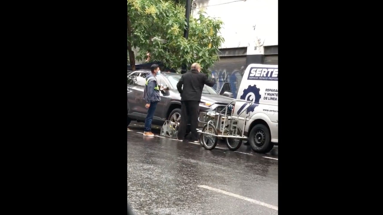 Hombre exige que le retiren la araña inmovilizadora a su vehículo (FOROtv)