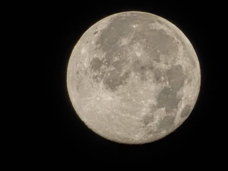 De acuerdo con la usuaria la fotografía de la Luna fue tomada en algún lugar de la alcaldía Tláhuac, CDMX.