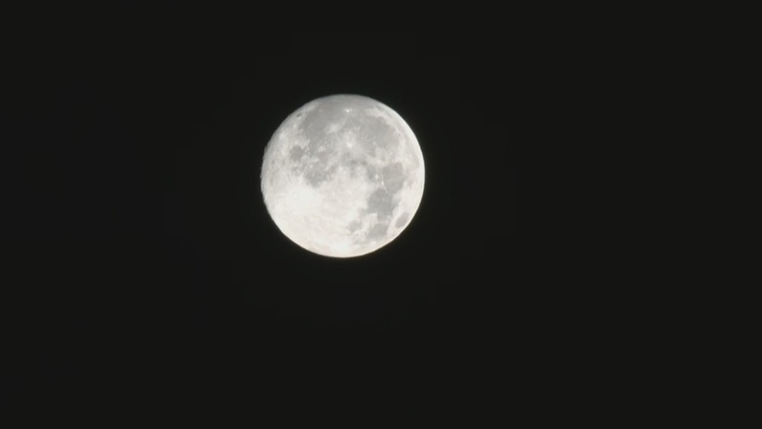 luna casi llena luce en cielo de cdmx