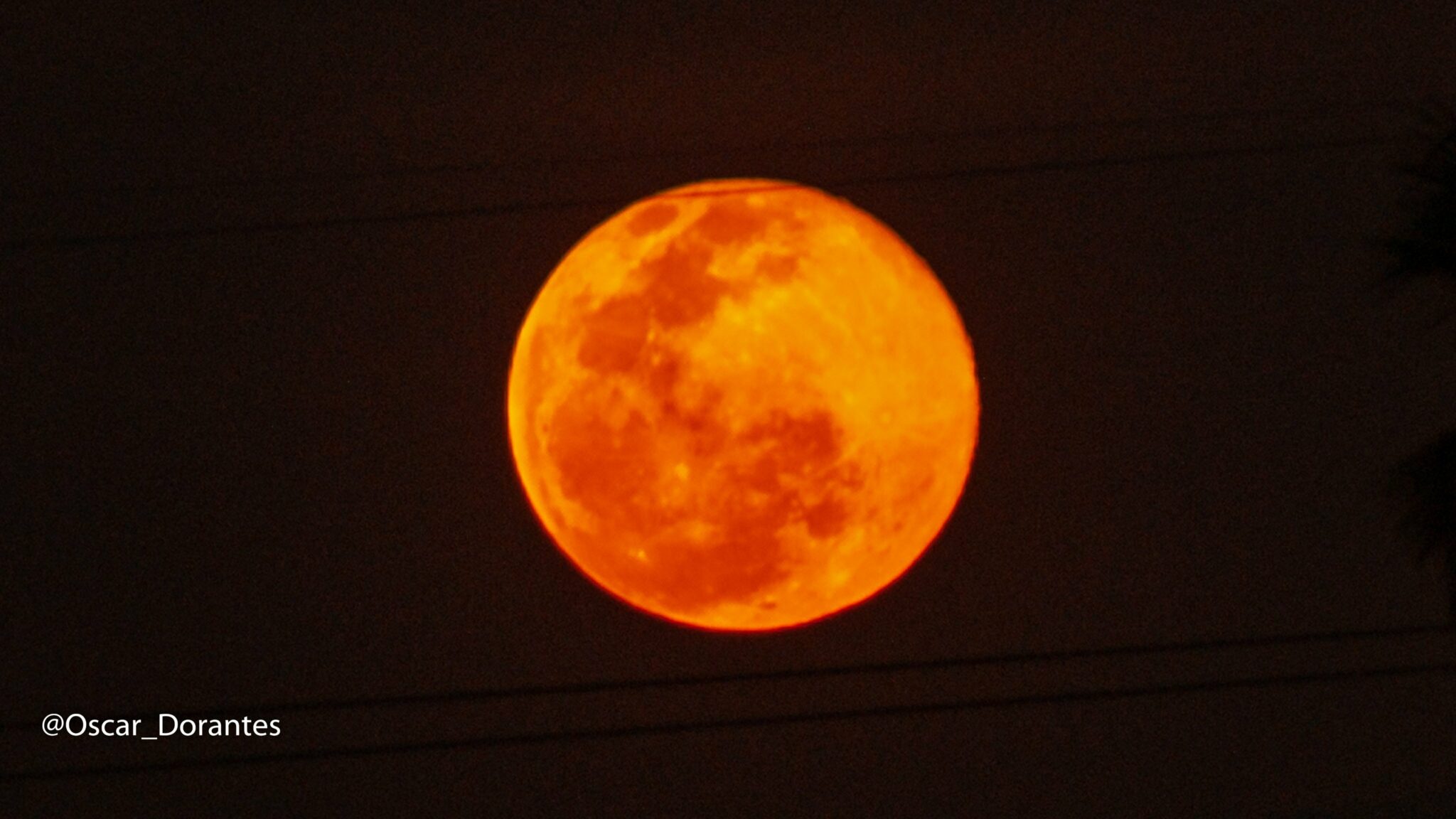 De acuerdo con el usuario @Oscar_Dorantes, la fotografía de la Luna fue tomada en algún lugar de Cuernavaca. 