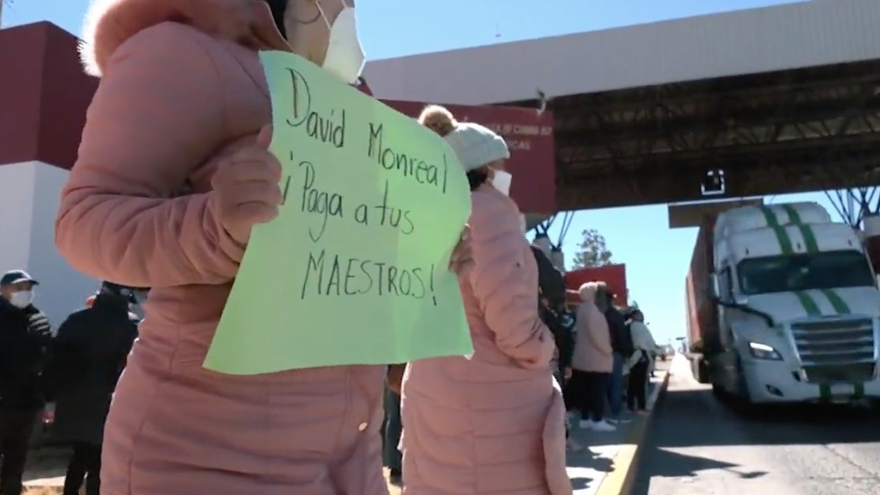 Maestros en Zacatecas exigen el pago de quincenas atrasadas y bloquean casetas.