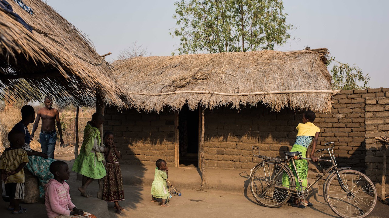 Los miembros de la familia Majawa y sus vecinos en Malawi (Getty Images)