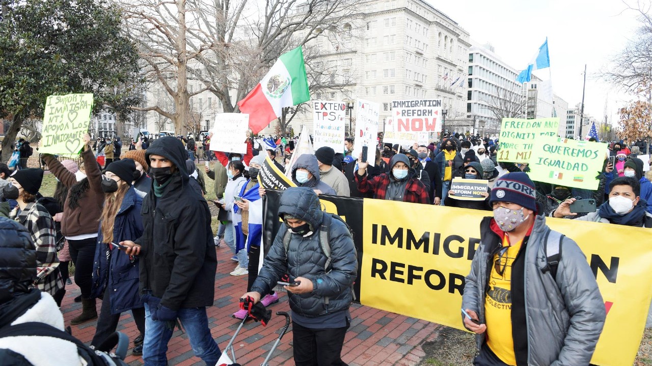 Manifestantes exigen a Biden cumplir su promesa de reforma migratoria en ‘Un Día Sin Inmigrantes’