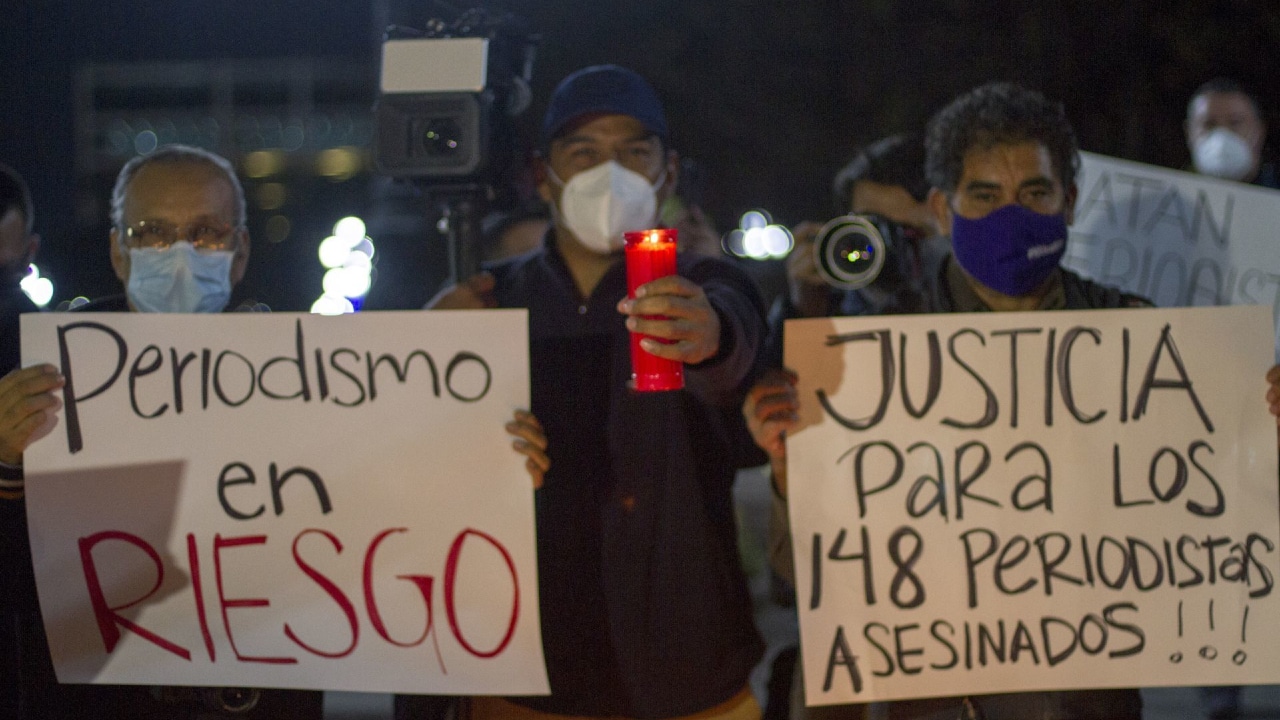 Comunicadores en Monterrey se reúnen en la Plaza de la Libertad de Expresión para protestar por la violencia y asesinatos contra periodistas en México