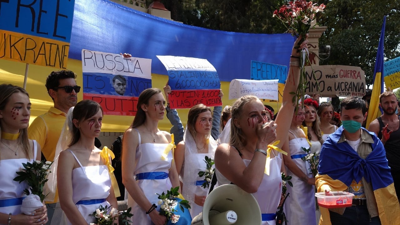 Medio centenar de ucranianos en México protestan contra invasión rusa