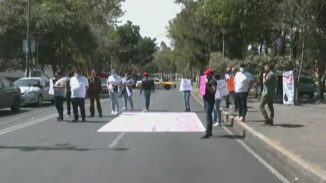 manifestantes bloquean calzada de las bombas frente a sct