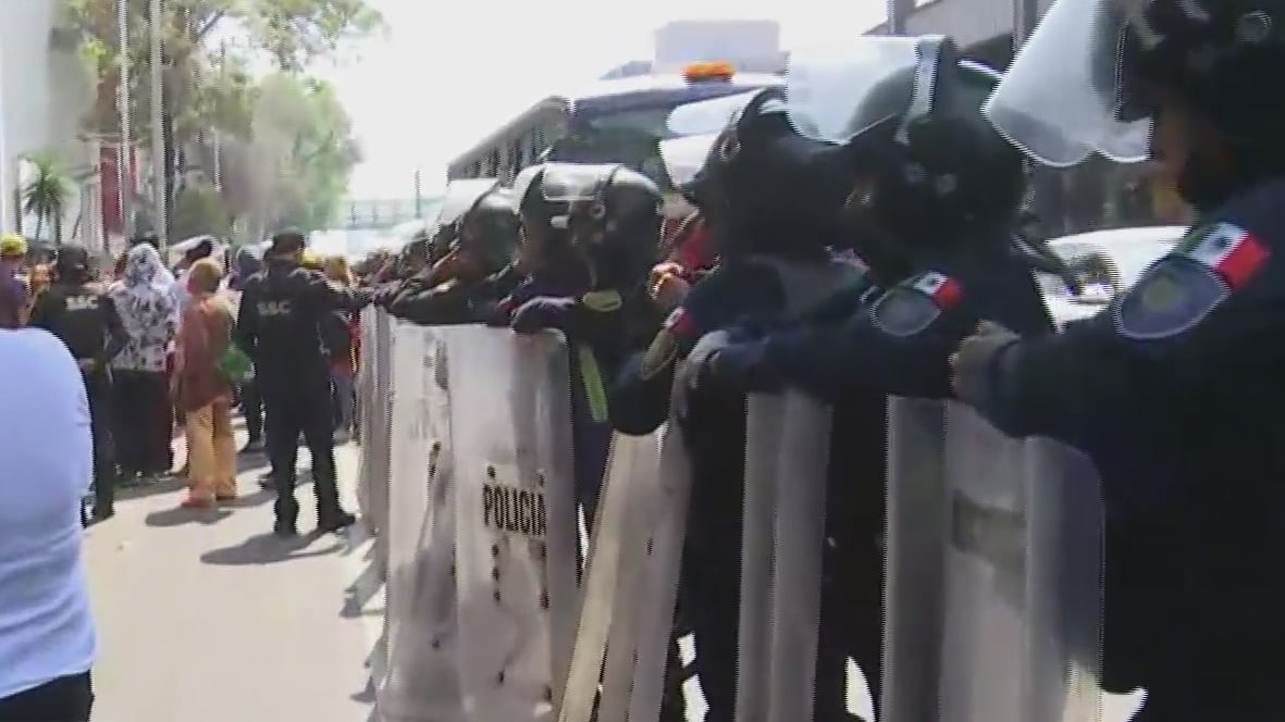 manifestantes bloquean la calzada san antonio abad