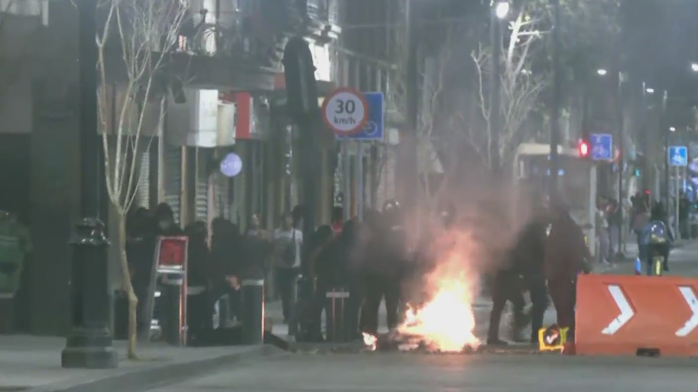 manifestantes queman mobiliario durante protesta en el centro de cdmx