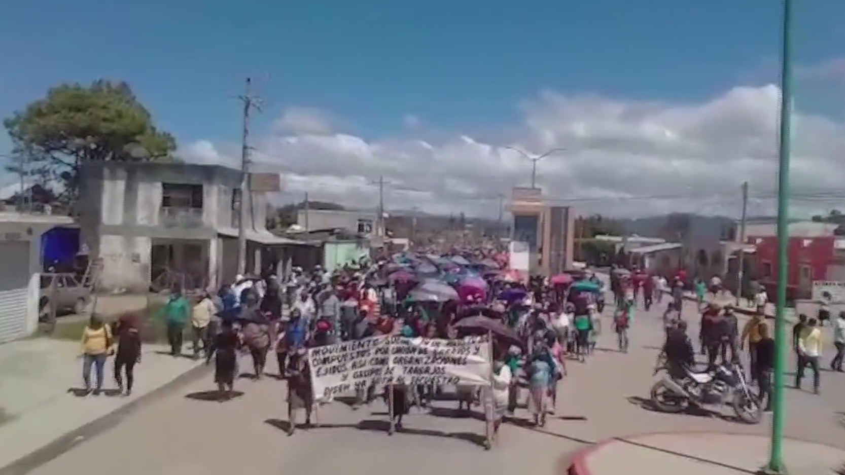 marchan por la liberacion de 47 personas en altamirano chiapas
