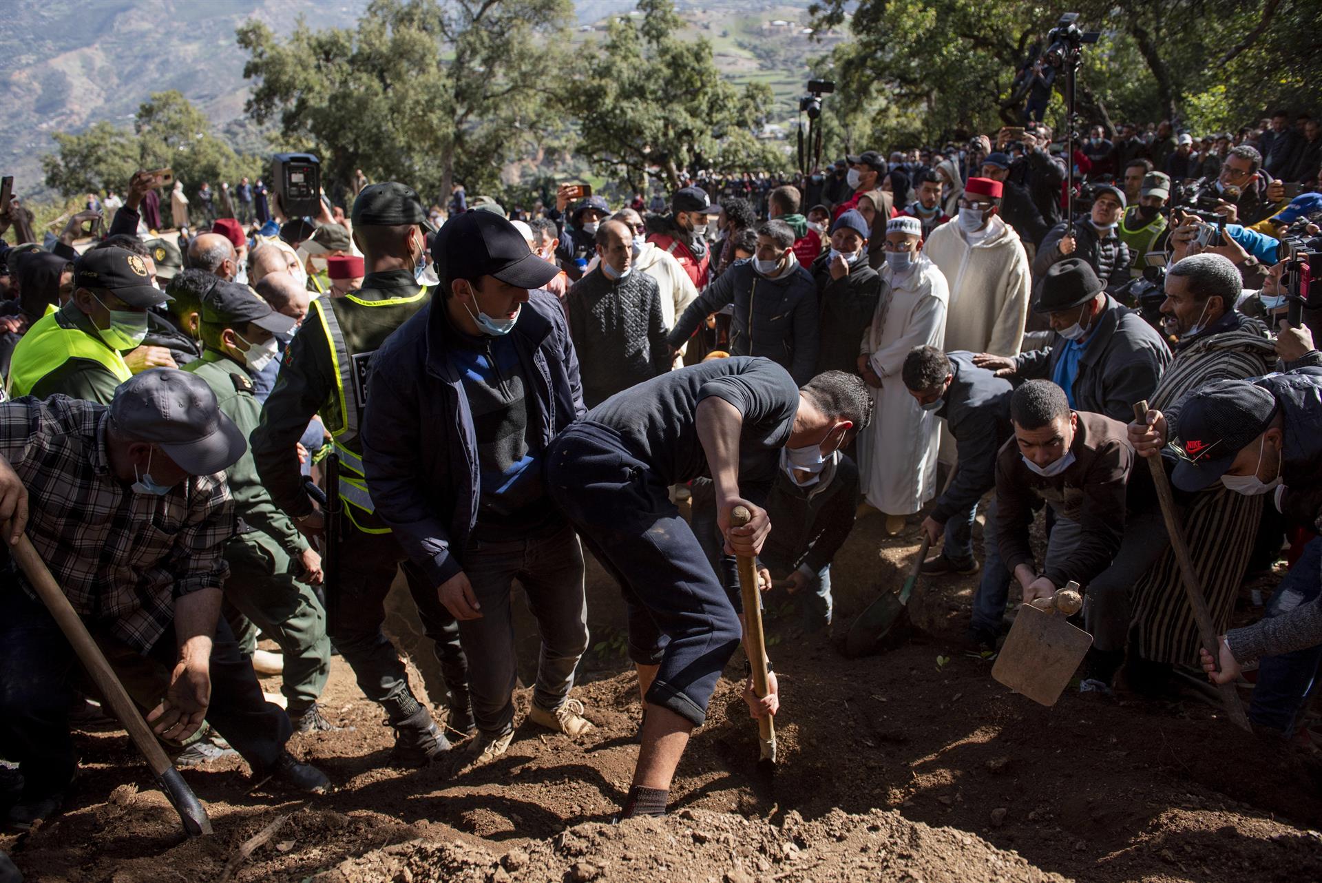 La gente se reúne durante el funeral del niño de 5 años, Rayan Awram, que murió tras quedar atrapado en lo profundo de un pozo durante días cerca de Chefchaouen, Marruecos (EFE)
