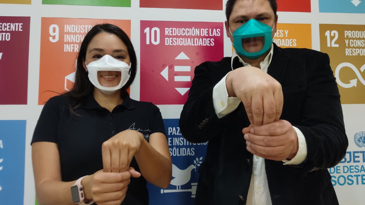 Mexicanos diseñan cubrebocas transparente para leer labios