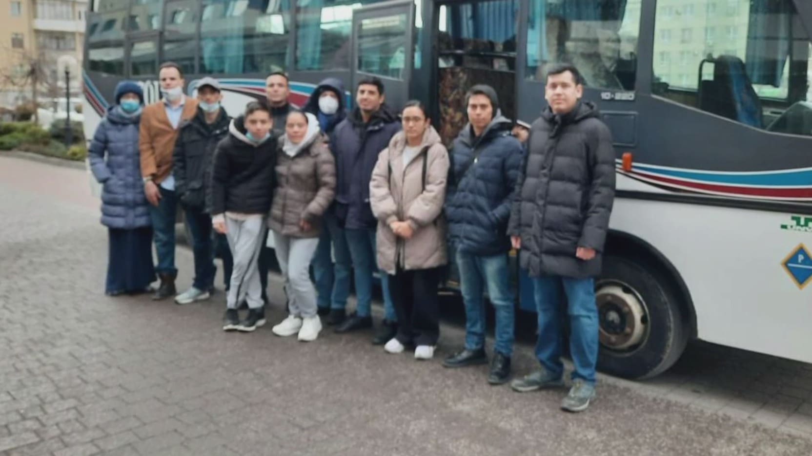 mexicanos en ucrania abordan autobus para llegar a rumania