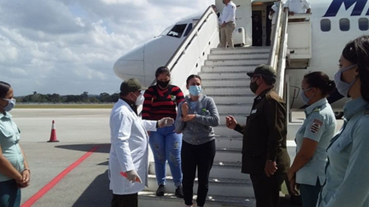 México y Bahamas deporta a Cuba a 78 migrantes irregulares.