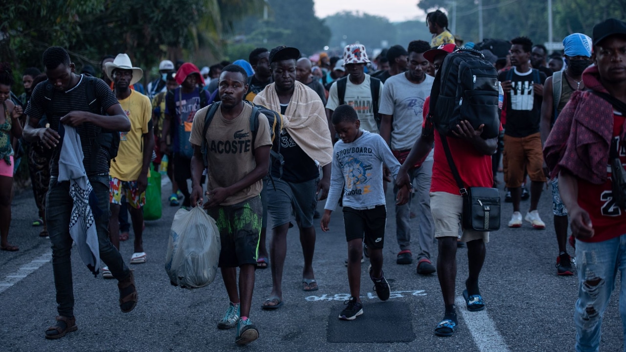 Un grupo de migrantes caminando sobre una de las carreteras de la ciudad de Tapachula.