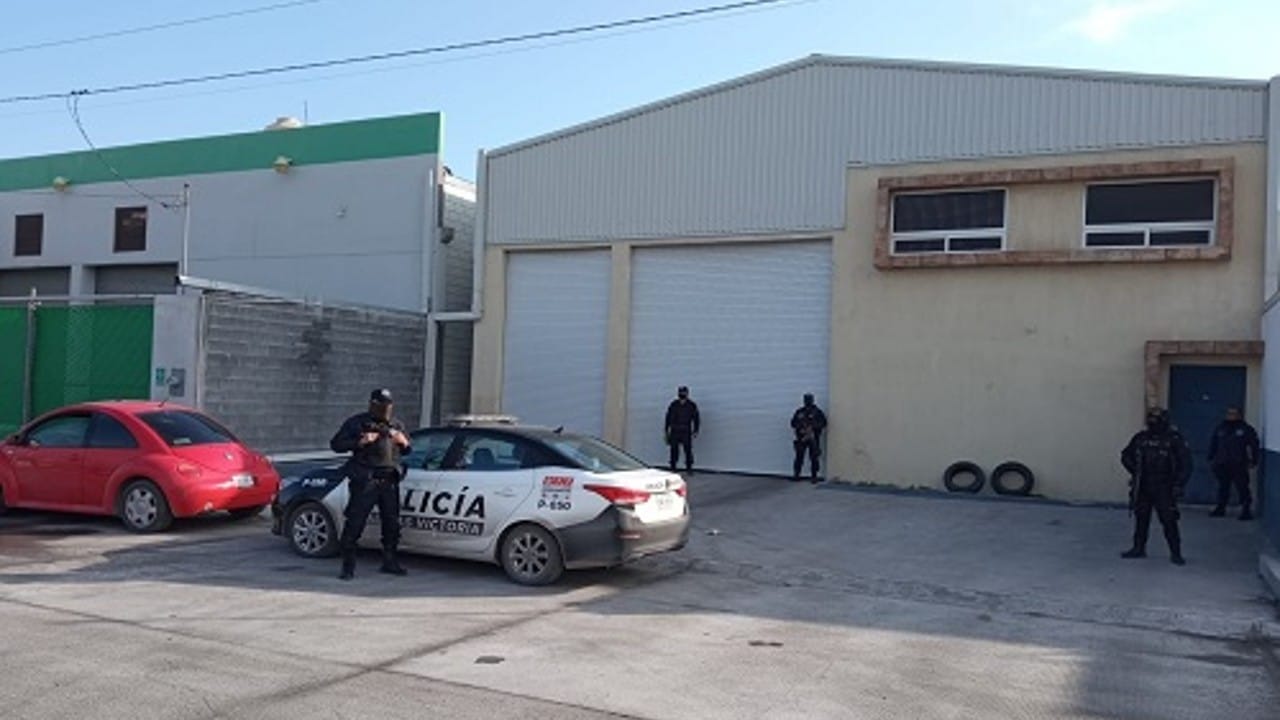 Rescatan a más de 100 migrantes en una bodega del parque industrial en Salinas Victoria, Nuevo León