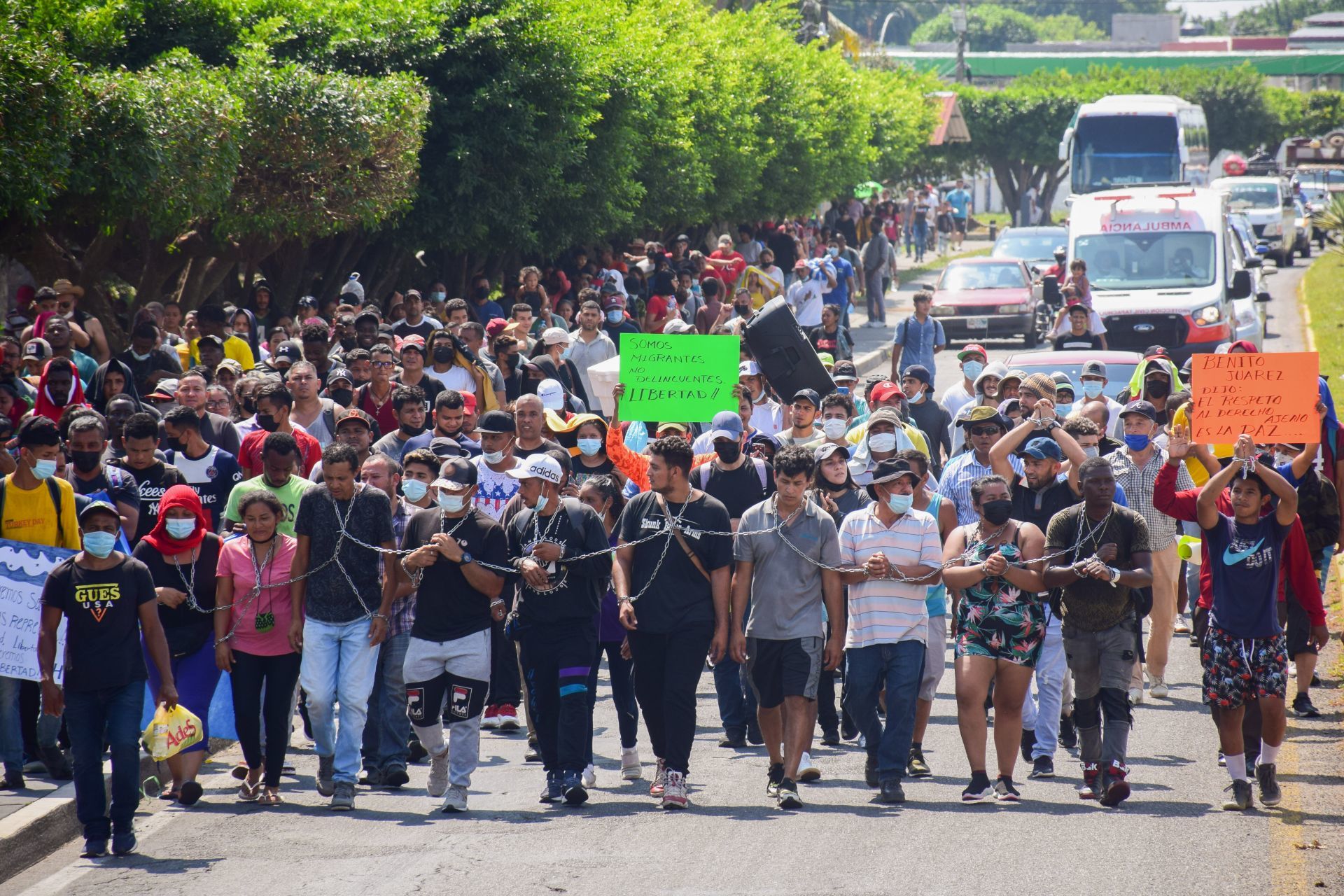 Migrantes marchan encadenados en Tapachula, Chiapas, para exigir el libre tránsito