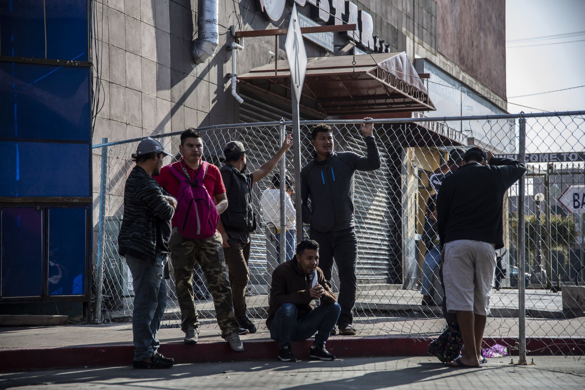 Migrantes mexicanos desplazados por la violencia esperan en Tijuana la resolución de asilo a EEUU