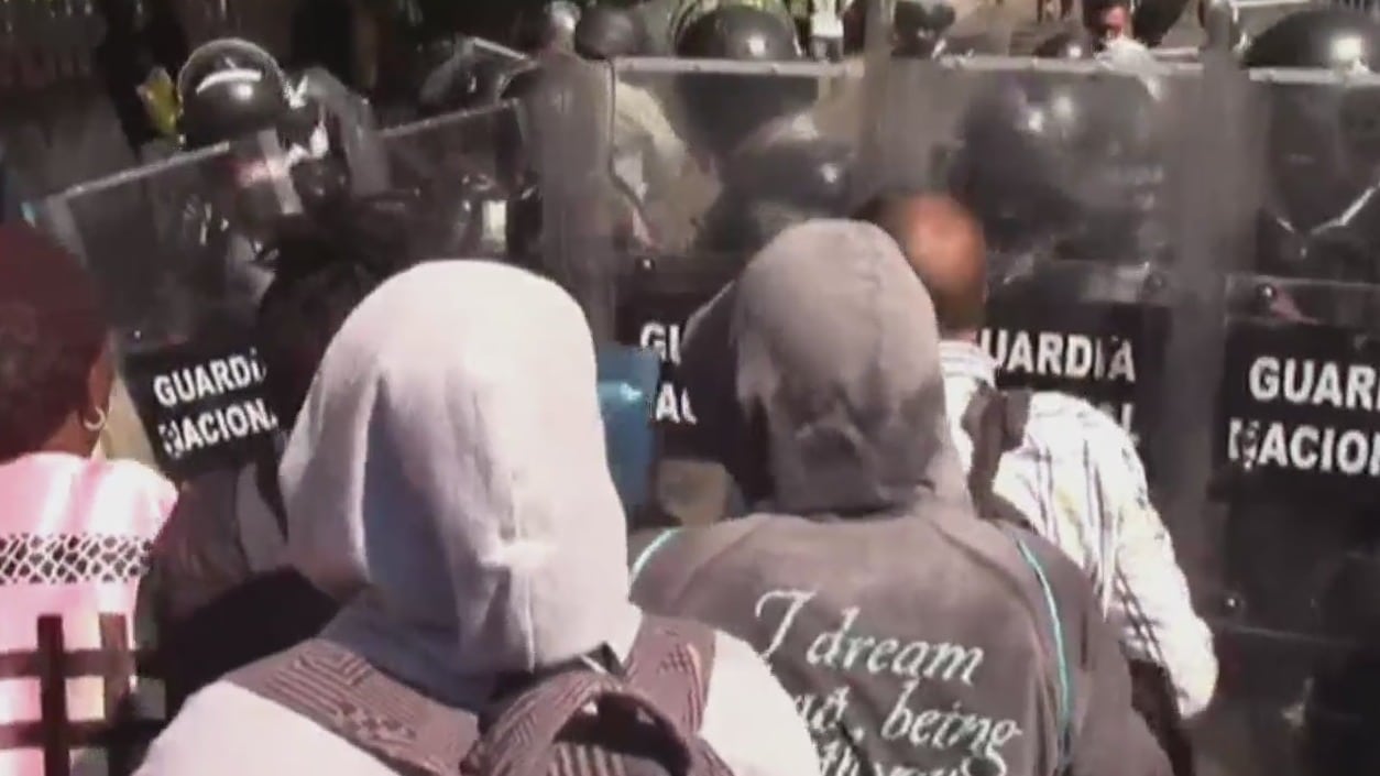 migrantes rompen cerco de seguridad de guardia nacional en tapachula