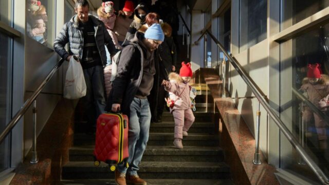 miles de personas huyen de ucrania y llegan a polonia