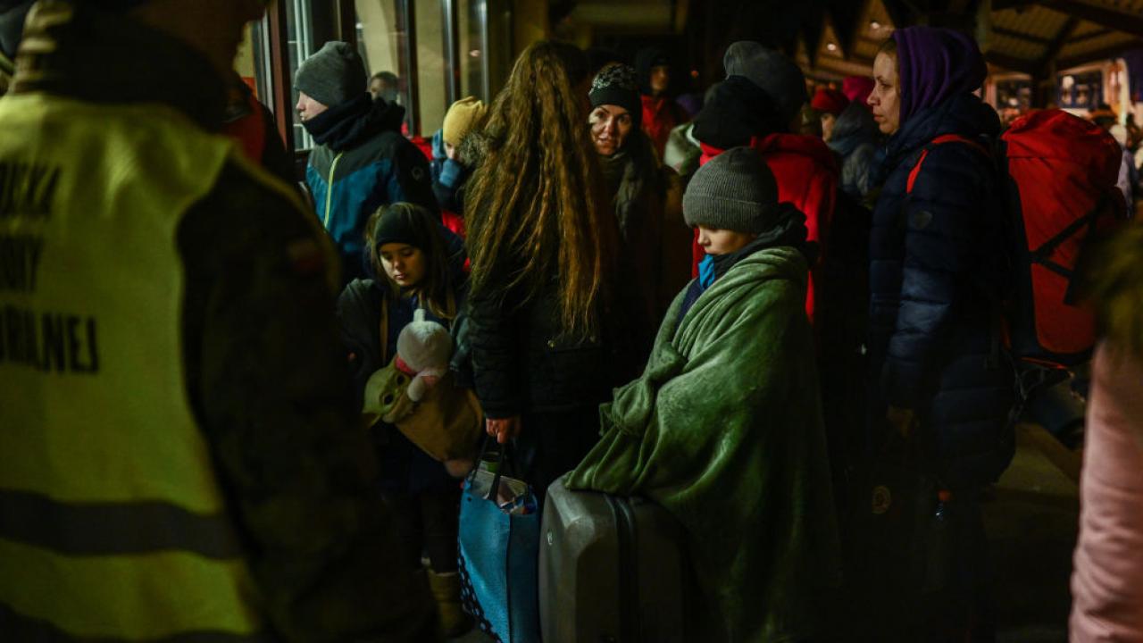 miles de ucranianos huyen del pais desde la ciudad de leopolis