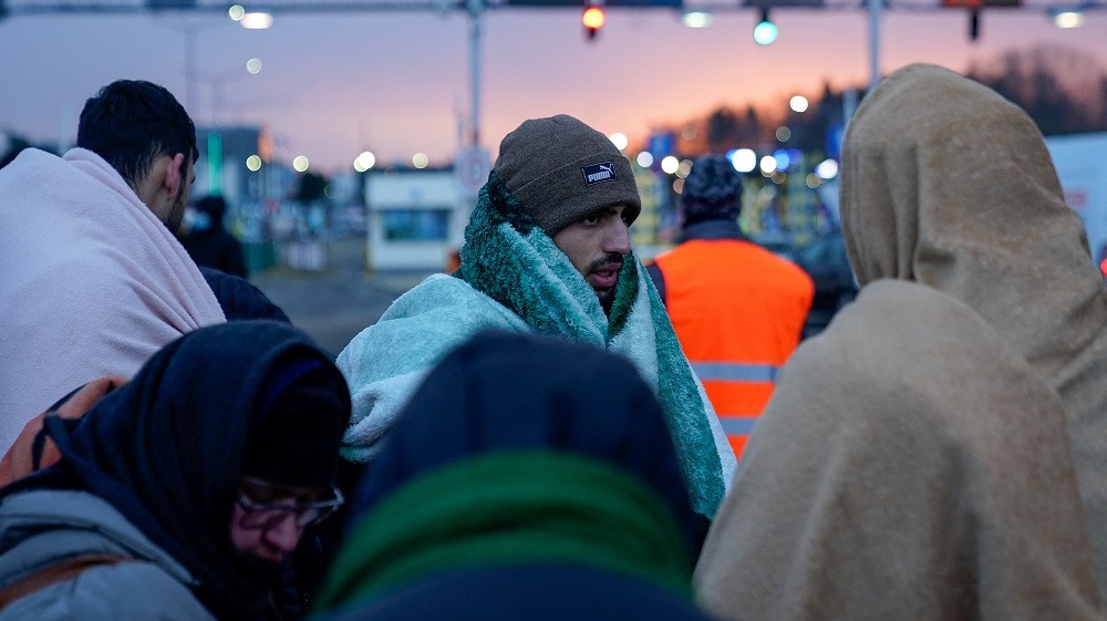 miles de ucranianos intentan llegar a polonia