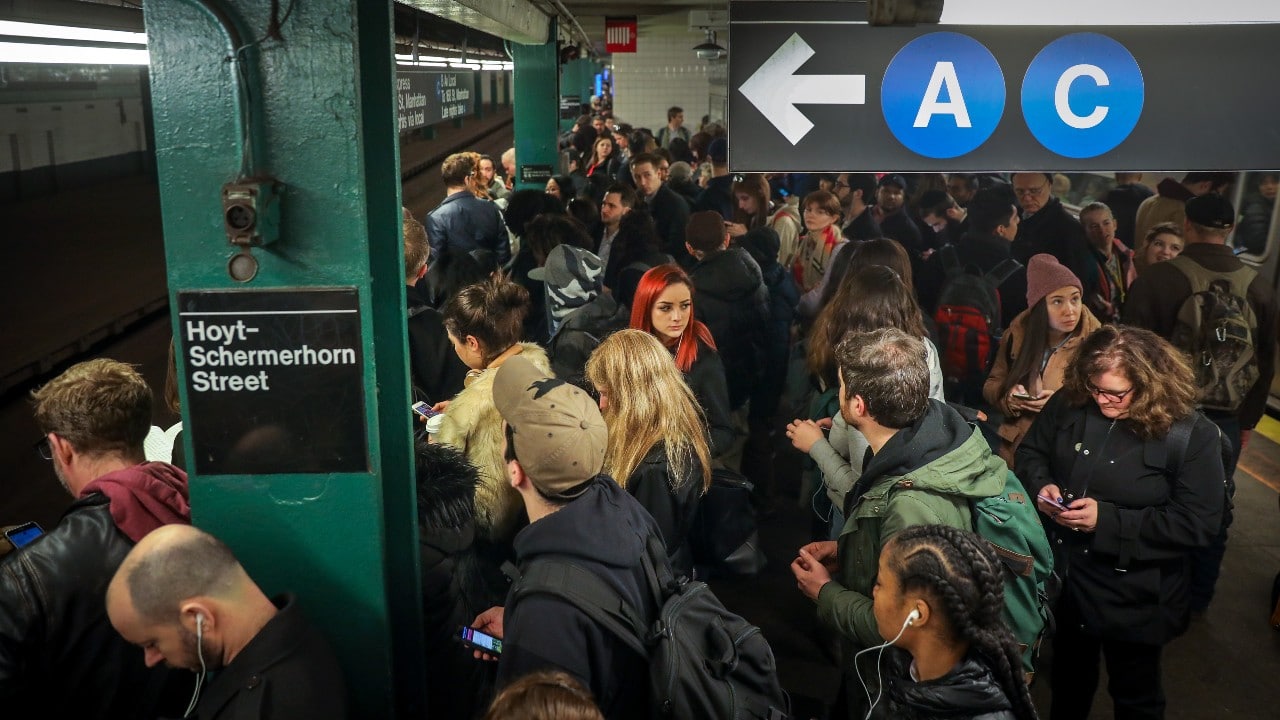 Nueva York instalará mamparas en andenes del metro tras serie de empujones mortales