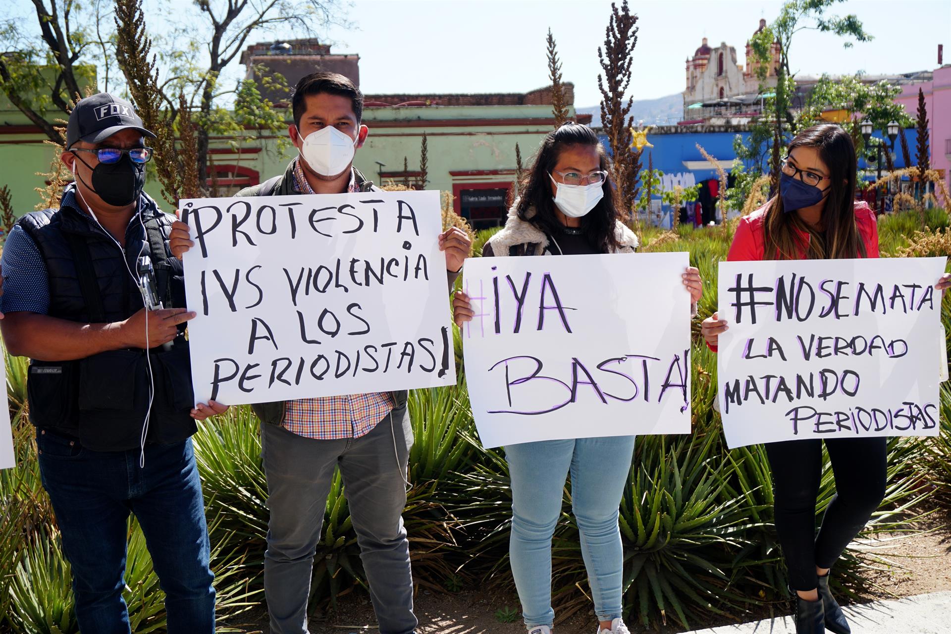 Periodistas de diferentes medios de comunicación protestan en la Plaza del templo de Santo Domingo de Guzmán, en Oaxaca (EFE)