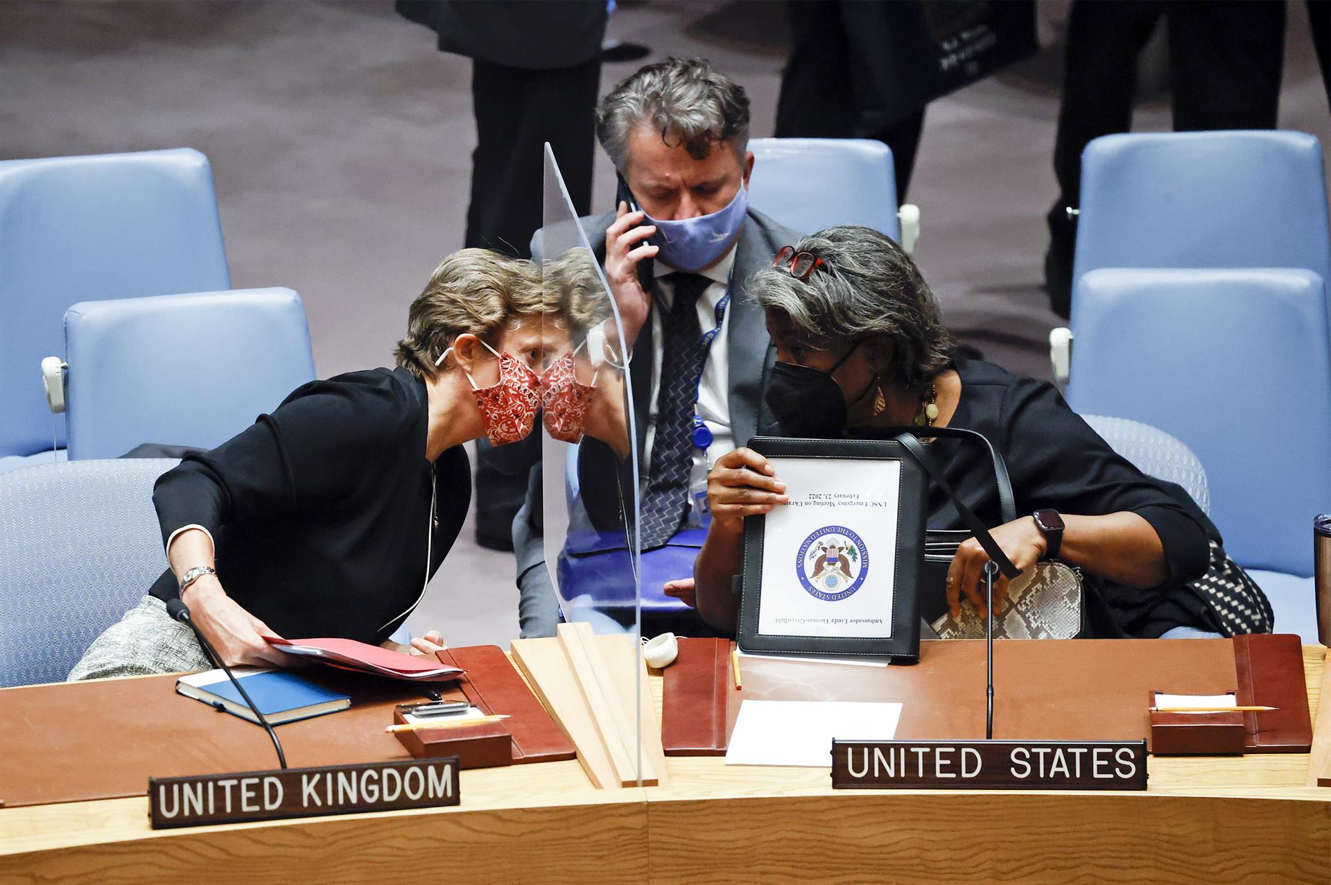 La embajadora del Reino Unido ante las Naciones Unidas, Barbara Woodward (izquierda), y la embajadora de Estados Unidos ante las Naciones Unidas, Linda Thomas-Greenfield (derecha) (EFE)