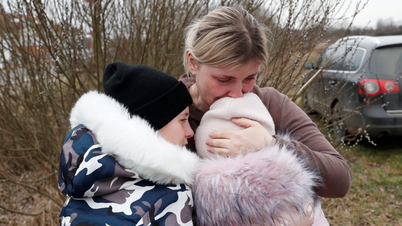 Padre entrega sus hijos a mujer desconocida en frontera de Ucrania