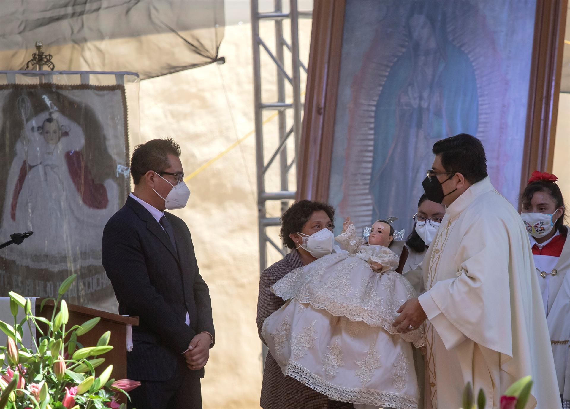 Nuevo mayordomo del Niñopa recibió la figura religiosa durante una misa en la catedral de Xochimilco (EFE)